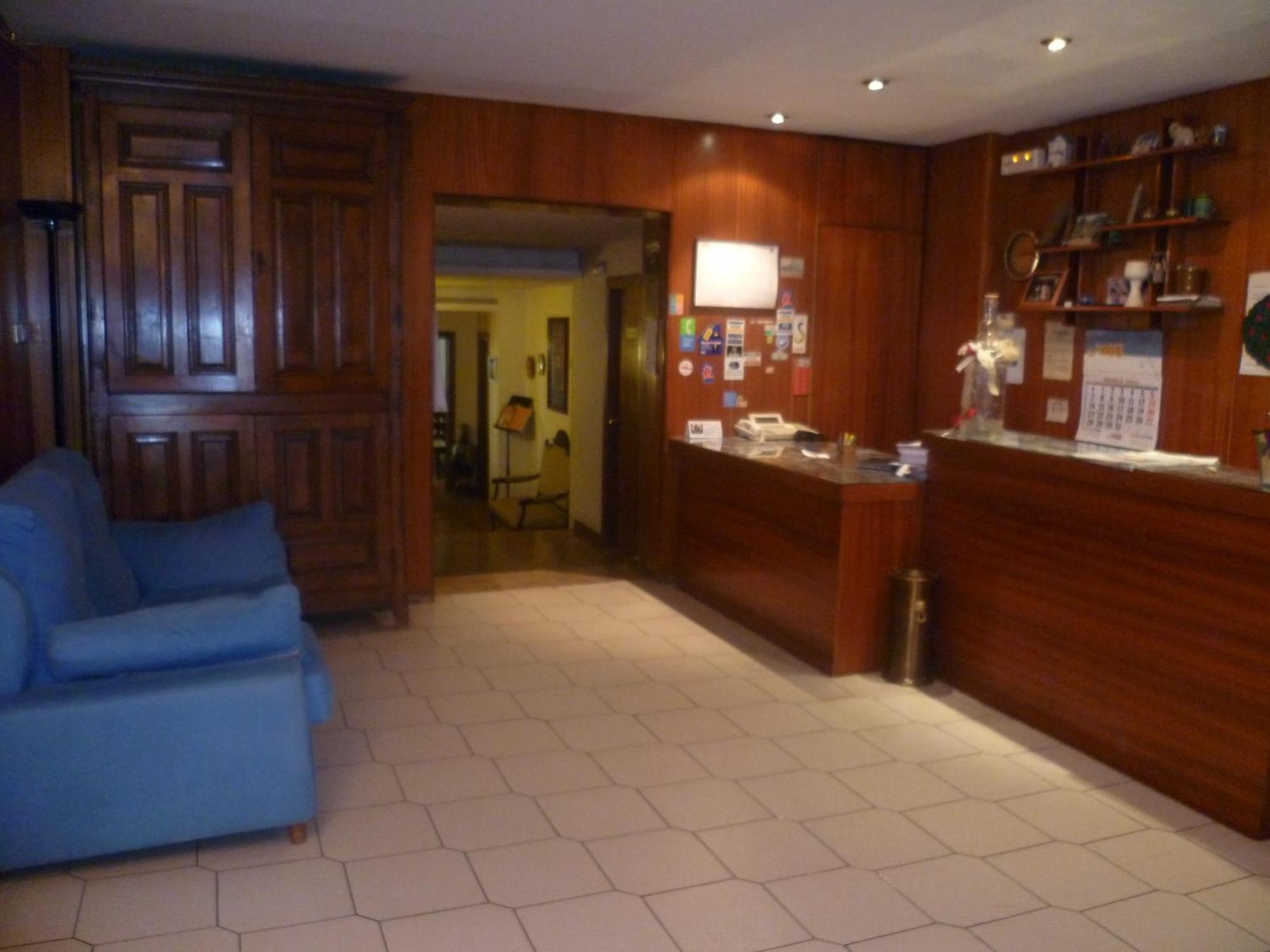 Hostal Pirineos Барбастро Экстерьер фото