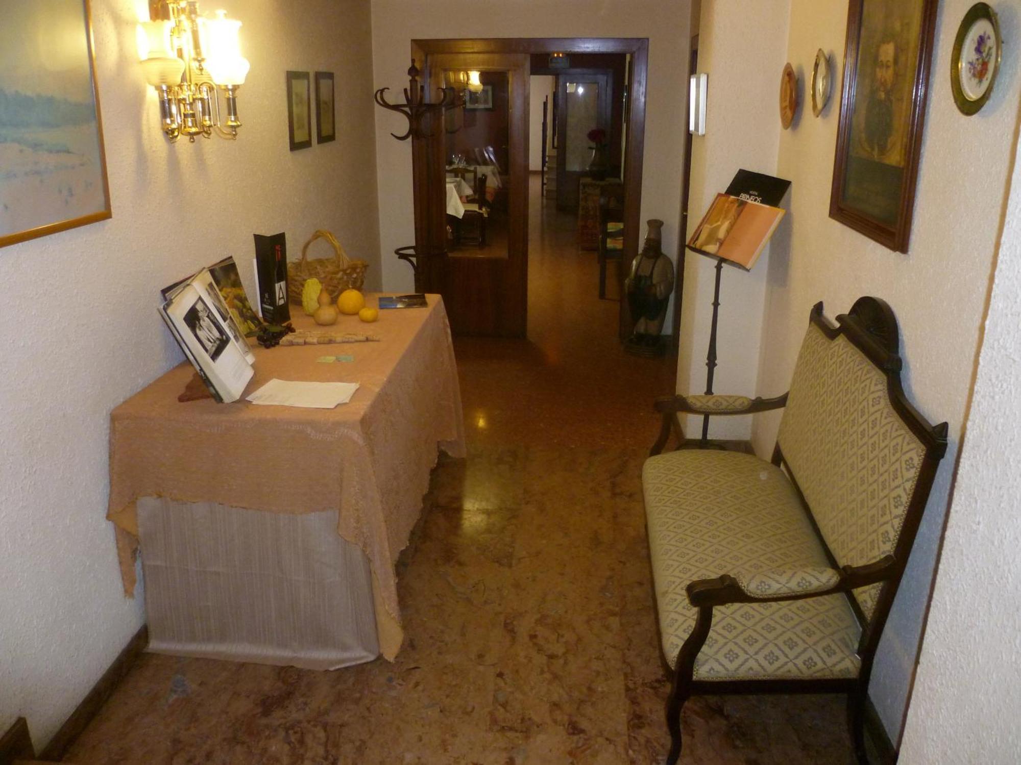 Hostal Pirineos Барбастро Экстерьер фото